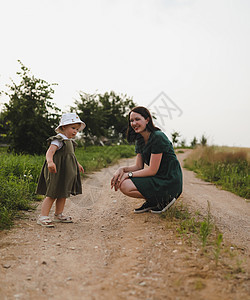 幸福的家庭 有小孩的活跃母亲 可爱的蹒跚学步的女孩 夏天 快乐的妈妈在户外和一个蹒跚学步的女孩玩耍乐趣晴天闲暇女儿孩子女士公园童图片