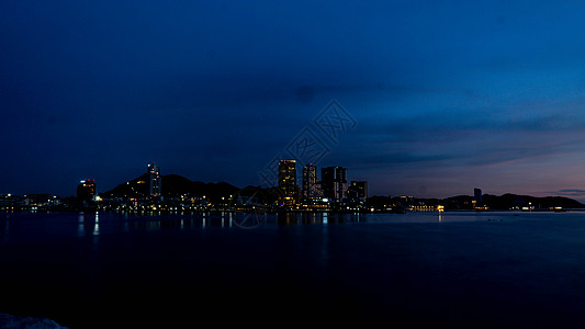 黄昏全景泰国黄昏时以背景和小山为建筑的海景全景旅行天空天际住宅海洋反射材料市中心城市摩天大楼背景