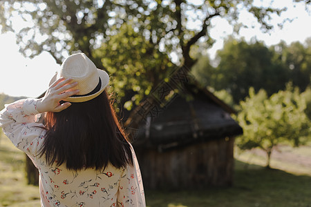 夏天在乡下穿草帽和漂亮裙子的年轻女子的浪漫肖像 笑声农村草地阳光村庄假期稻草凉帽女孩奢华帽子图片