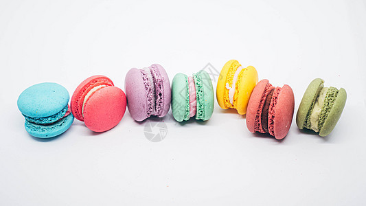 白背景的法国甜甜甜点被隔离在白色背景上糖果食物粉色橙子味道黄色彩虹面包绿色饼干图片