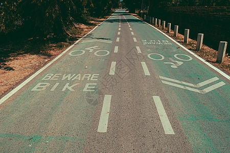 空自行车道或自行车道 带车道的自行车道 绿色道路上的符号骑自行车者沥青运动旅行交通白色城市速度路线公园小路图片