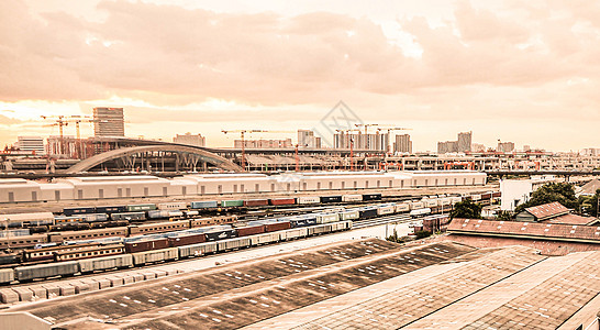 日落时曼谷市的城市景观新曼谷站 Bangsue 火车站 风景泰国中心旅行火车速度工作曲目全景地标旅游天空图片