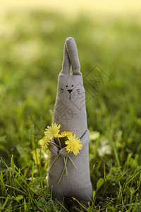 在阳光明媚的夏日 草地上有可爱的手工制作玩具兔子享受情感晴天乐趣风格幸福动物展示季节朋友图片