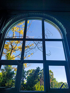 向着秋天风景的窗口倾斜 阳光明媚 在秋天通过窗口查看图片