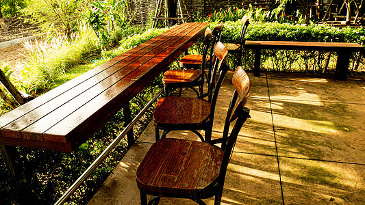 园林木板桌和主席 花朵背景 以自然田地草原为主的日落图片