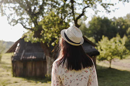 夏天在乡下穿草帽和漂亮裙子的年轻女子的浪漫肖像 笑声日落快乐黑发乡村旅行假期奢华帽子凉帽阳光图片