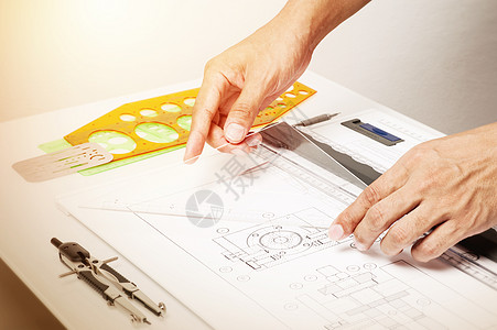 使用工业绘图工具的技师过滤三角板技术员建筑学塑料绘画铅笔项目建筑师教育图片