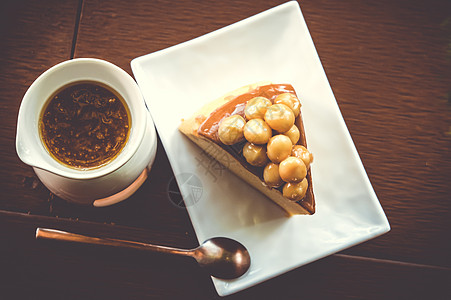 自己做的甜点蛋糕 用勺子在白陶瓷板上食物美食坚果杯子焦糖营养配料早餐奶油桌子图片