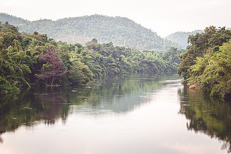 泰国Kaew河沿岸的自然和野生生物热带森林环境树木旅游风景岩石场景山脉假期爬坡倒影图片