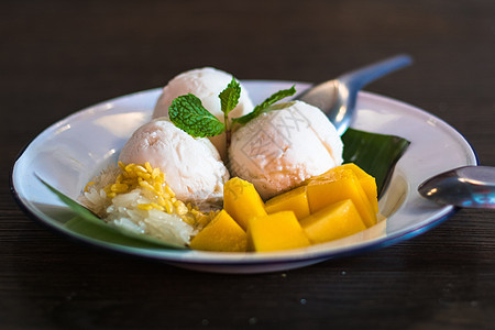芒果布丁 芒果冰淇淋和粘黏的米饭Deliciou甜甜甜点泰国亚洲风格食物热带椰子黄色冰淇淋服务奶油坚果美食水果图片