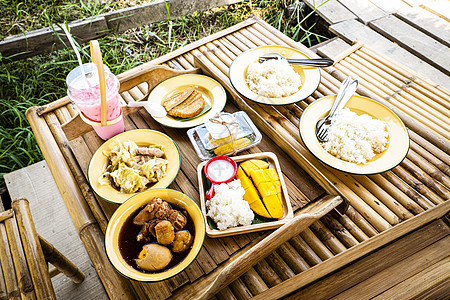 泰国午餐当地食物客体仍能生存 Kai Pa 低泡鸡蛋和猪肉加甜棕汤图片