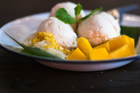 芒果布丁 芒果冰淇淋和粘黏的米饭Deliciou甜甜甜点泰国亚洲风格甜点服务冰淇淋糯米饭坚果椰子食物黄色酸奶奶油图片