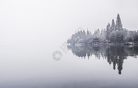 明晨一幕的全景 自然坠落 雾雾弥漫 森林里有树木 在湖水面 山丘和山丘上环绕着烟雾环境文化建筑场景公园棉语寺庙旅游农村地标图片