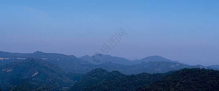 蓝色和青色的显眼山地 美丽的自然景观 旅行假期 漂浮在大自然中图片