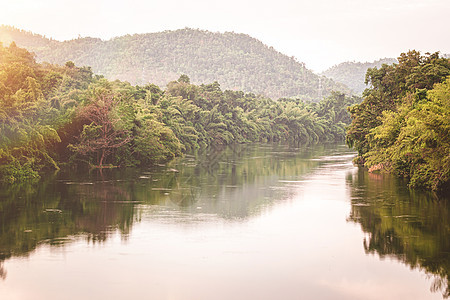 泰国Kaew河沿岸的自然和野生生物热带森林树木天空环境旅行倒影旅游风景反射爬坡岩石图片