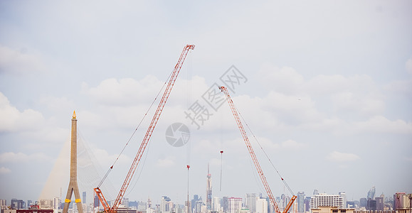 建筑有蓝天空背景的天线和建筑工地起重机的建筑Skyline全景观图片