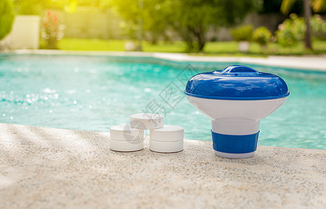 泳池边的泳池漂浮物和氯片 带氯分配器的片剂 适用于游泳池 带剂量浮子的氯片 池浮子和氯片图片