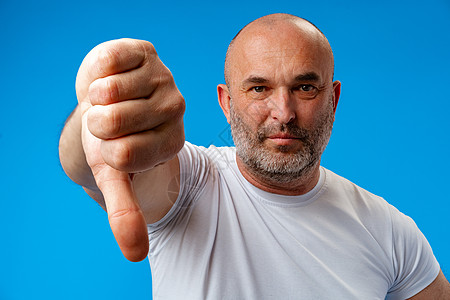中年英俊帅气的老年男子在蓝背景下用拇指表示拒绝和否定成人手指男性衬衫胡须失败手势图片