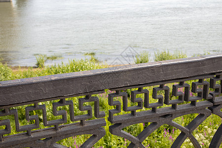 路堤围栏黑色铸铁锻铁栏杆工程设计 近景河岸草地图片