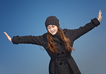 快乐的年轻女青年喜悦自由生活活动假期晴天幸福女孩情感运动图片