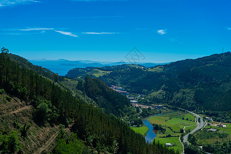 山地景观 下面有一处定居点的山地景色图片