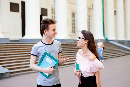 学生在大学附近散步和聊天的学生人数图片