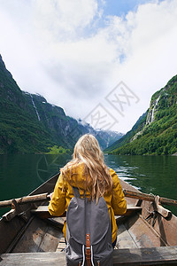 探险女人享受游船史诗之旅的河流风景壮丽 探索美丽的大地 (笑声)图片