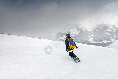 女青年运动运动员滑雪车乘雪坡 在冬季度假胜地山丘下骑雪场渡过冬日天空活动白色娱乐爬坡青少年乐趣闲暇粉末风险图片