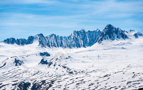 汤普森过道的山峰 在树上升起高山地平线风景森林目的地荒野旅行冒险树木通道图片