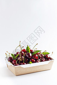 白色背景的纸板盒中的新鲜 成熟樱桃 复制空格收成食物篮子营养甜点纸板生产包装盒子市场图片