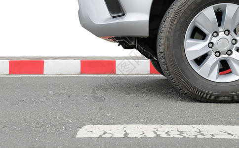 在街上红条纹牌处非法停车的汽车惩罚红色警告公园交通车轮警察车辆罪行汽油图片