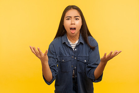 黄色背景的年轻亚洲女人的肖像愤怒手势危机女孩女性手臂老板尖叫女士图片