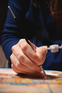 艺术家的手 画笔画 在画布上 特写爱好女性绘画艺术品教育帆布艺术闲暇画笔画家图片