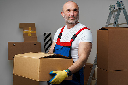 身穿制服的中年男子搬运工 手持纸板盒 肖像纸板送货男人导游房子搬迁公寓工作工人服务图片