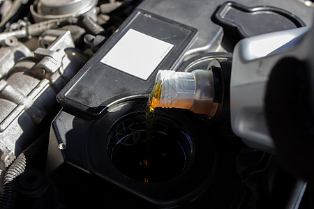 向发动机机动车输送和保养工具加油并加注石油质量 单位 千美元卡车润滑剂服务技术瓶子液体机械维修车库汽油图片