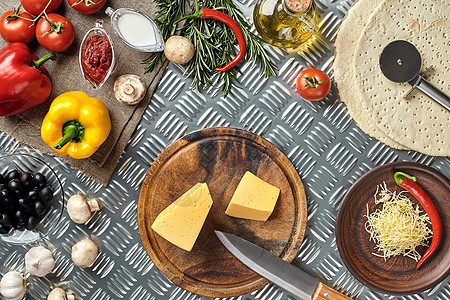 奶酪 金属桌上的不同蔬菜 传统意大利比萨的成分 意式意大利披萨盘子胡椒迷迭香桌子餐厅产品厨房香料食物木板图片