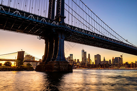 曼哈顿大桥与曼哈顿市中心市中心的天线 纽约城市风景摩天大楼都市日落港口全景景观建筑金融建筑学天空图片
