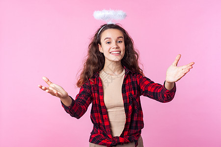 穿粉红色背景衣服的情感少女情怀脾气光环雨云幸福头发黑发机构格子欢迎图片