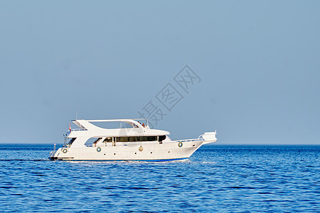 白色游艇在蓝天上漂浮 休息和旅行的概念图片