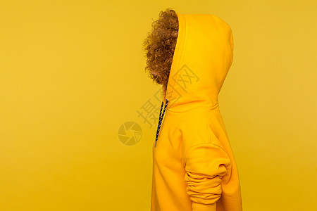黄色背景的情绪卷发女孩的肖像青年潮人运动衫运动服女性套衫毛衣促销衣服帽衫图片