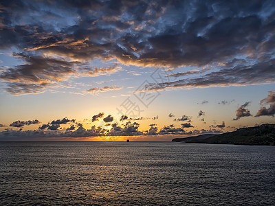 惊人的日落射线岩石地平线反射美丽海景阳光云景天空太阳图片