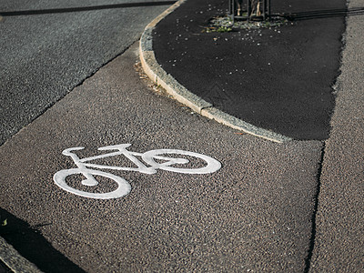 白色自行车路标 骑自行车的车道 健康生活方式概念图片