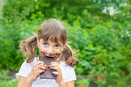 孩子吃巧克力棒 有选择的专注幸福食物可可男生酒吧青年女孩糖果乐趣女性图片