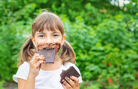孩子吃巧克力棒 有选择的专注糖果女性食物青年微笑横幅童年甜点婴儿喜悦图片