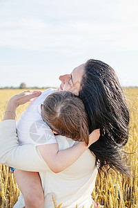 母亲和婴儿幸福家庭在小麦田 家庭肖像上行走农业场地乐趣天空女士童年儿子妈妈父母收成图片
