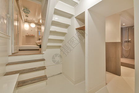 带楼梯和卧室入口的宽宽阔明亮走廊图片