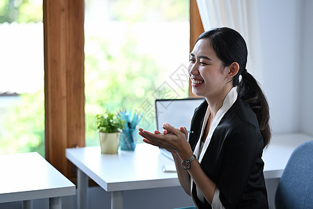 在成功的商业研讨会后 女商务人士欢呼愉快图片