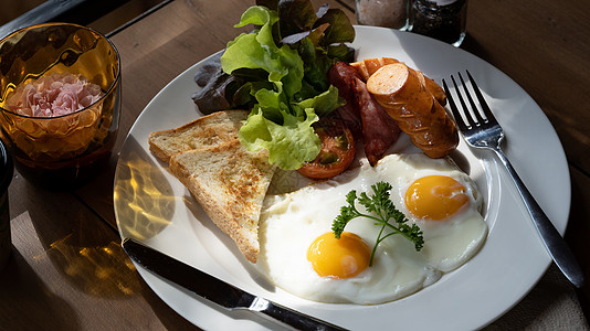 炸鸡蛋 烤培根 香肠和烤面包做健康早餐图片