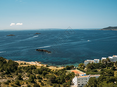 带游艇 现代住宅群和蓝水的Ibiza全美海湾观光图片