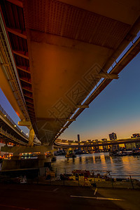 东京都市区高速高速湾线和东京日落视图机构交通美景建筑群城市海湾街景港区夜景摩天大楼图片